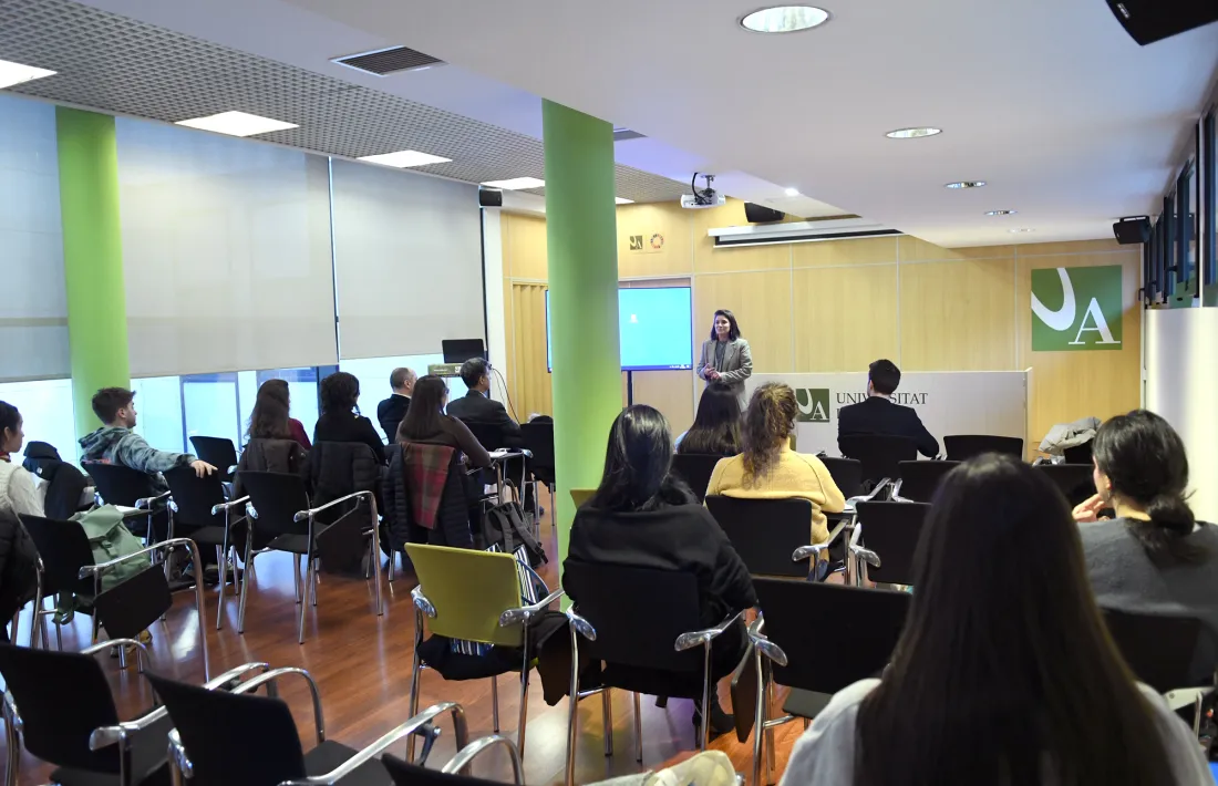 Paola Sasplugas oferint una conferència inaugural al Taller Emprenedors.