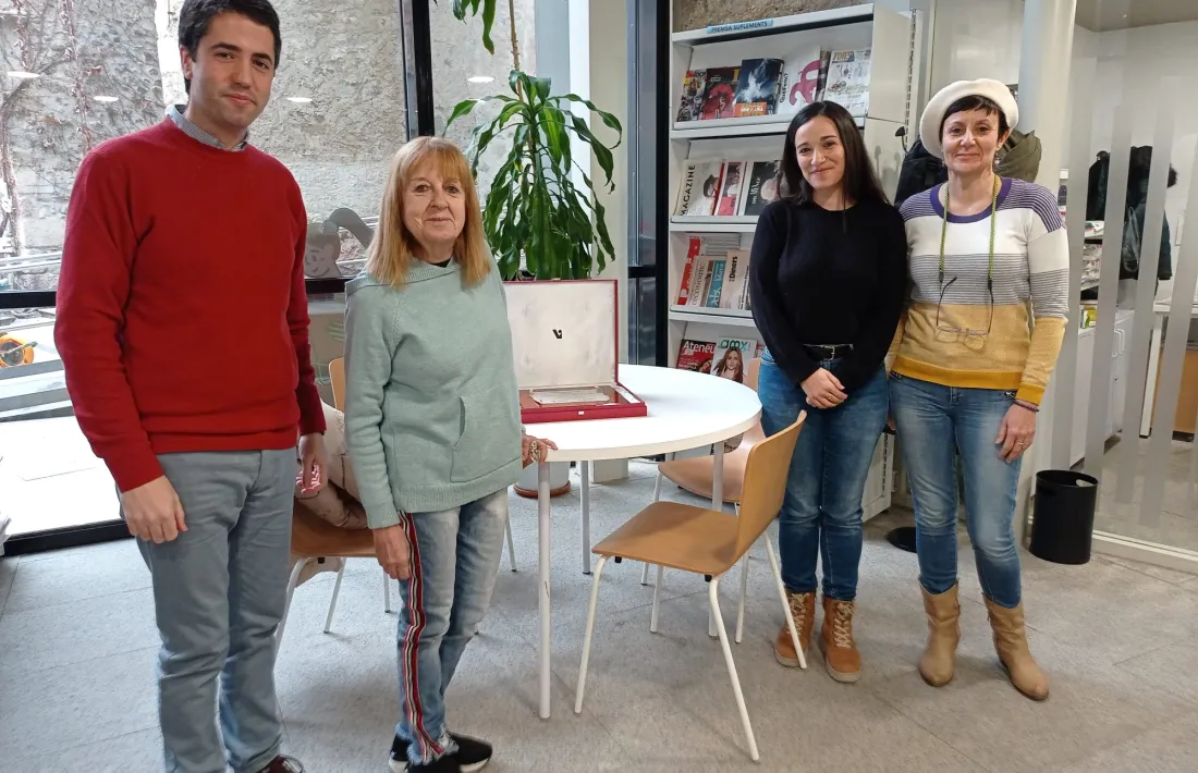  Anna Martí Pellicer, el dia de l’inesperat reconeixement, a la biblioteca de Sant Agustí, amb la directora, Barrera i Moreno. 