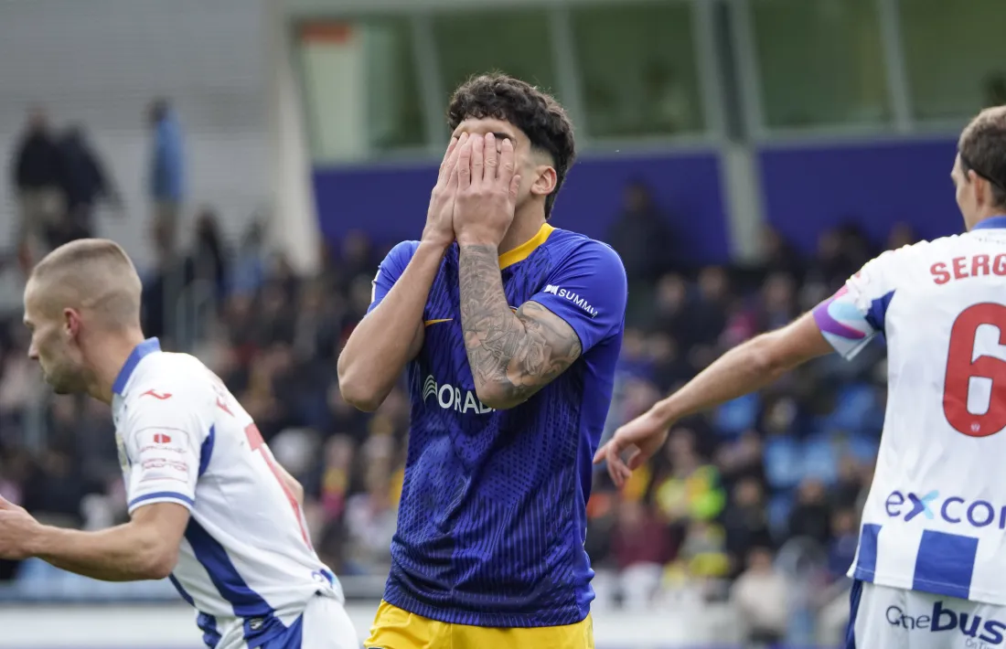 Iker Benito, la viva imatge de la situació de l’FC Andorra després de perdre contra el Leganés i caure en zones de descens.