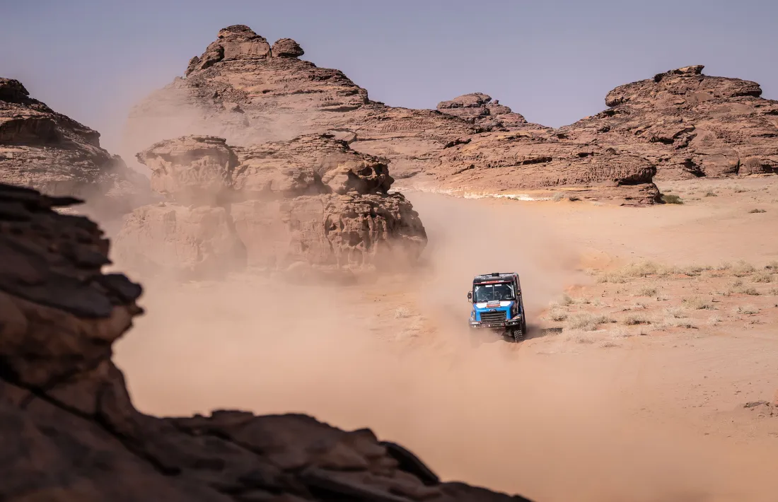 Albert Llovera continua lluitant en la general de camions del Dakar.