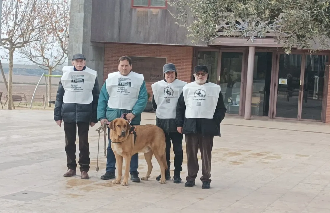Els quatre participants assidus a la concentració. Perdó, cinc comptant el Kratos. 