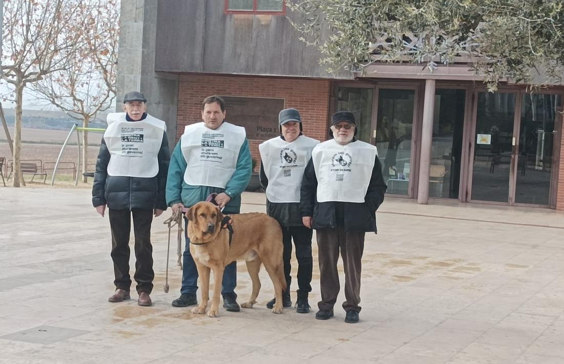 Els quatre participants assidus a la concentració. Perdó, cinc comptant el Kratos. 