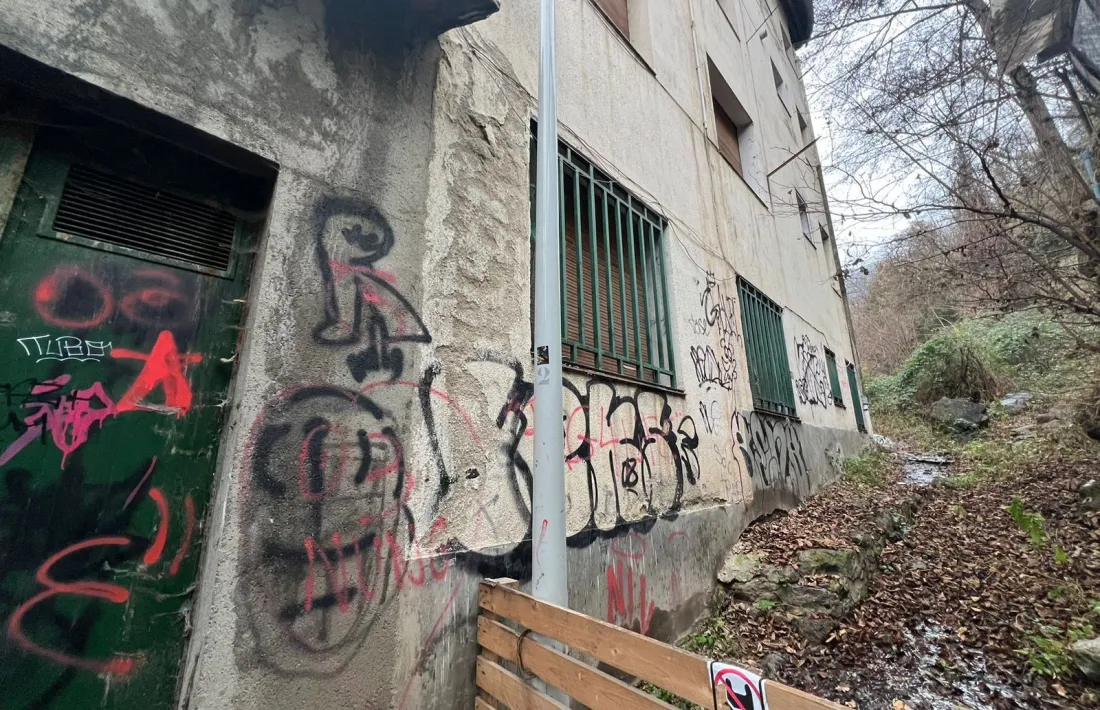 La pat posterior de l'edifici presenta aquest lamentable estat.