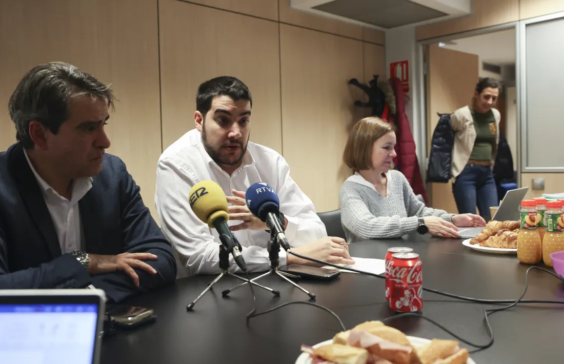 Pérez, Baró, Pujol i Nazzaro en el berenar organitzat amb la premsa.