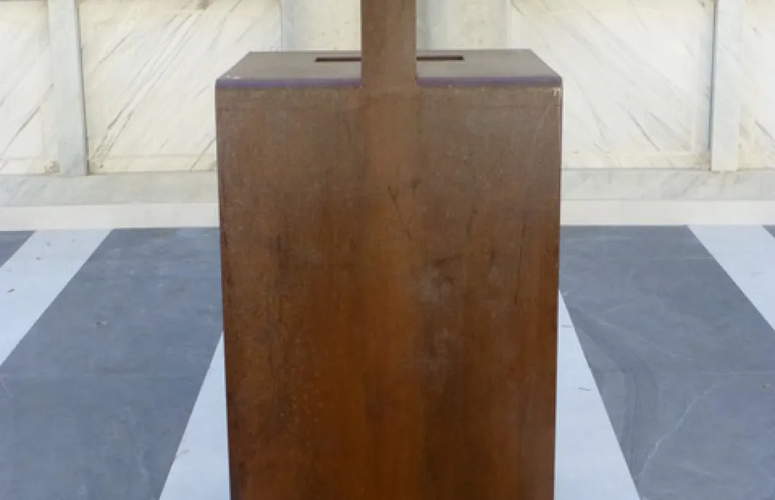 El nou altar amb la nova creu d’acer Corten que ha substituït l’original al cementiri de Mereig.