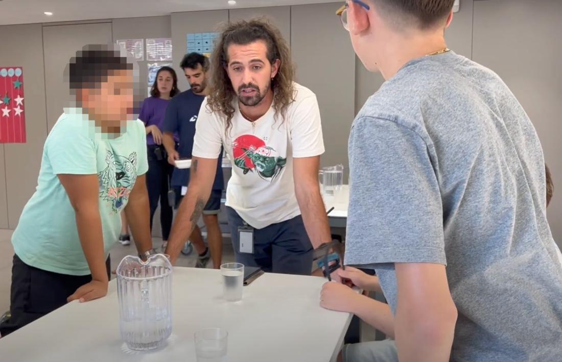 Un moment de la vida de joves i educadors al centre residencial d’educació intensiva (CREI) que es mostra en el vídeo.