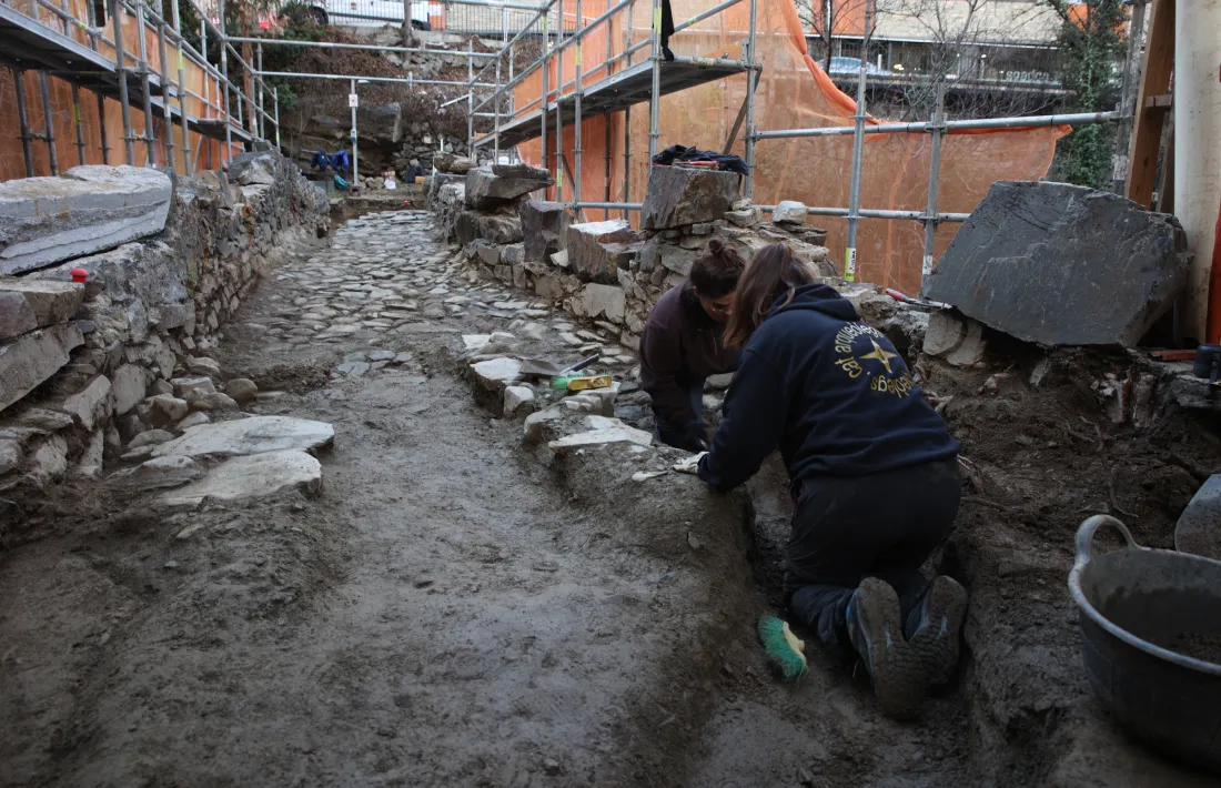 L’excavació ha exhumat el paviment original a doble pendent, que dibuixa l’esquena d’ase característica dels ponts baixmedievals.
