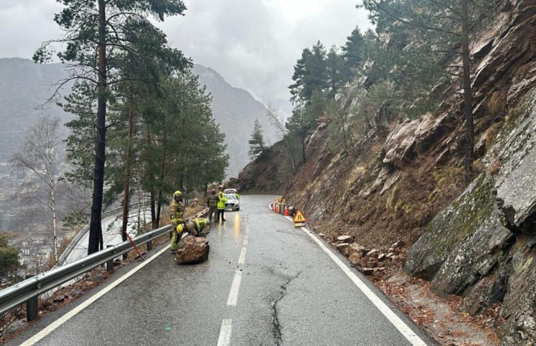 L'esllavissada que hi ha hagut a la carretera de la Comella.