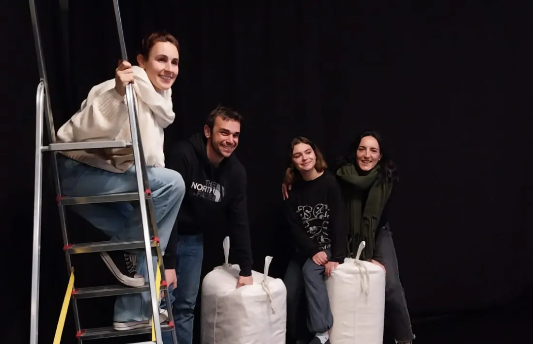 Raquel Torrent, Joel Pla, Danae Playan i Núria Llobet, després de la presentació a la premsa de l’espai habilitat a l’Escola, a l’avinguda Salòria. 