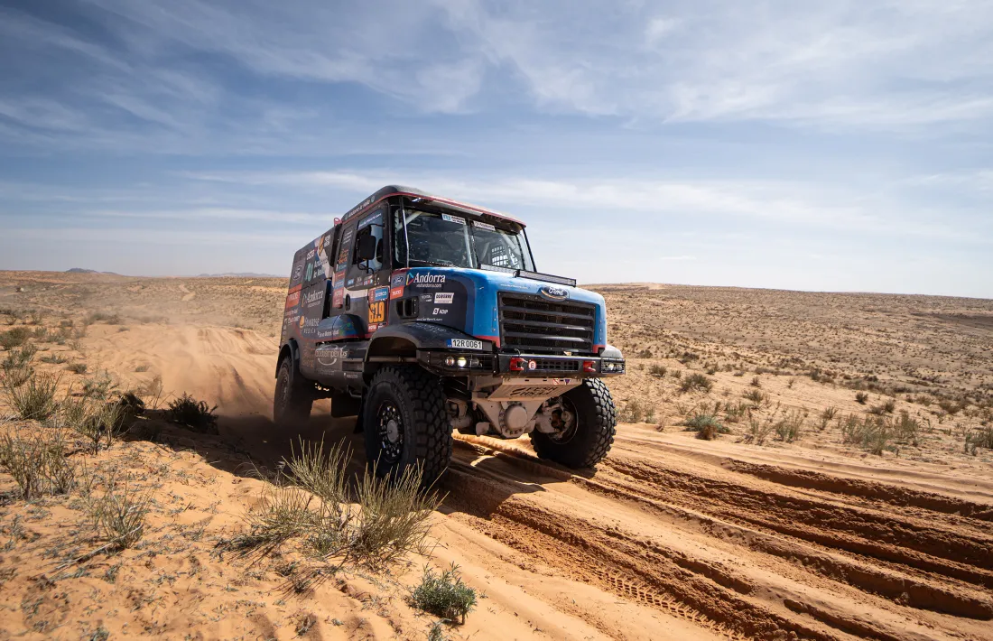 Albert Llovera continua lluitant al desert d’Aràbia Saudita per arribar a meta a Yanbu.