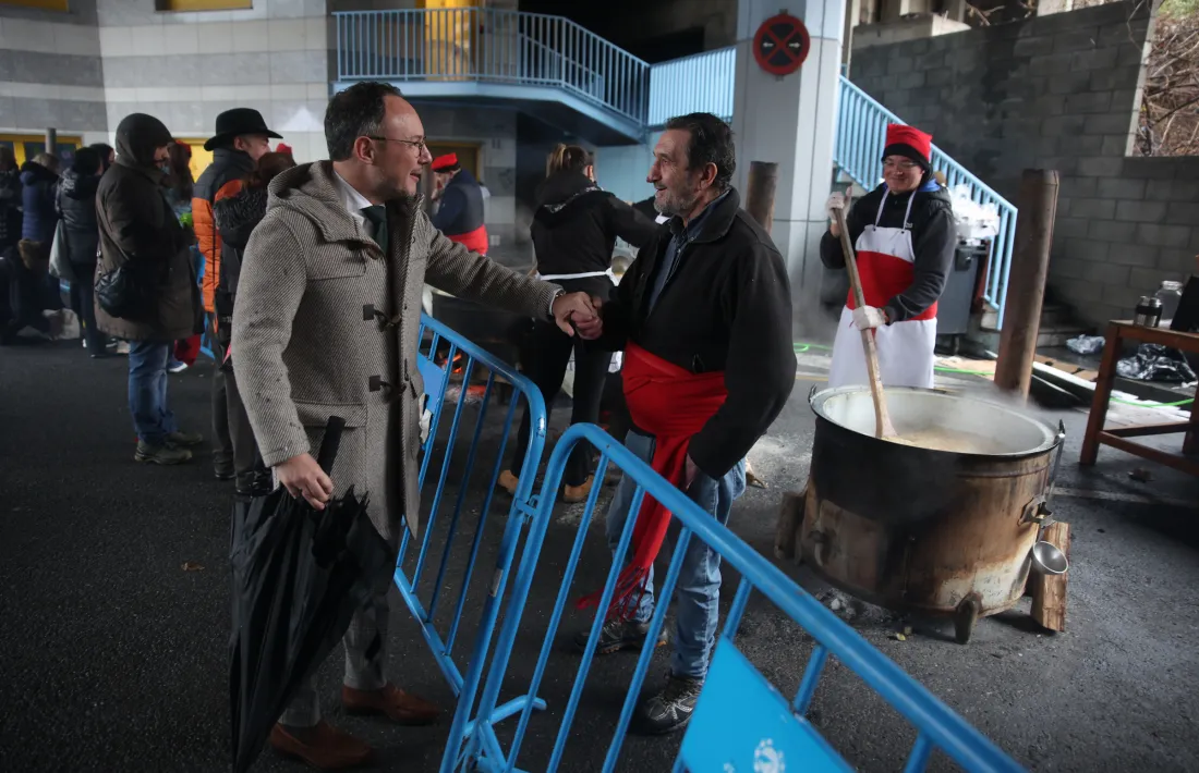 Xavier Espot saludant un escudellaire avui a Escaldes.