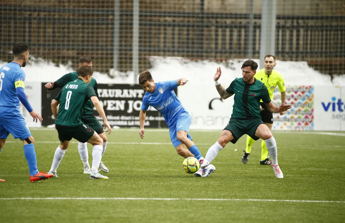 El Penya Encarnada d’Andorra va passar d’eliminar de la Copa Constitució l’FC Santa Coloma a conèixer la notícia que el club deixava de tenir diners per pagar les ‘nòmines’.