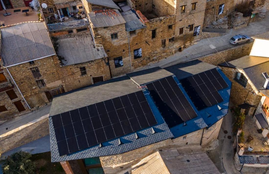 Plaques fotovoltaiques sobre un dels edificis de la fundació. L’energia verda és un dels pilars del projecte.