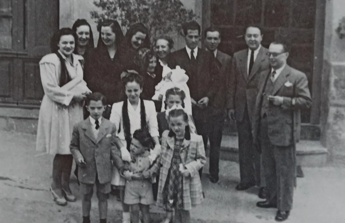 Desembre del 1942: Estadella (a la dreta) i la llevadora Mariona, al bateig de Joan Burgués.