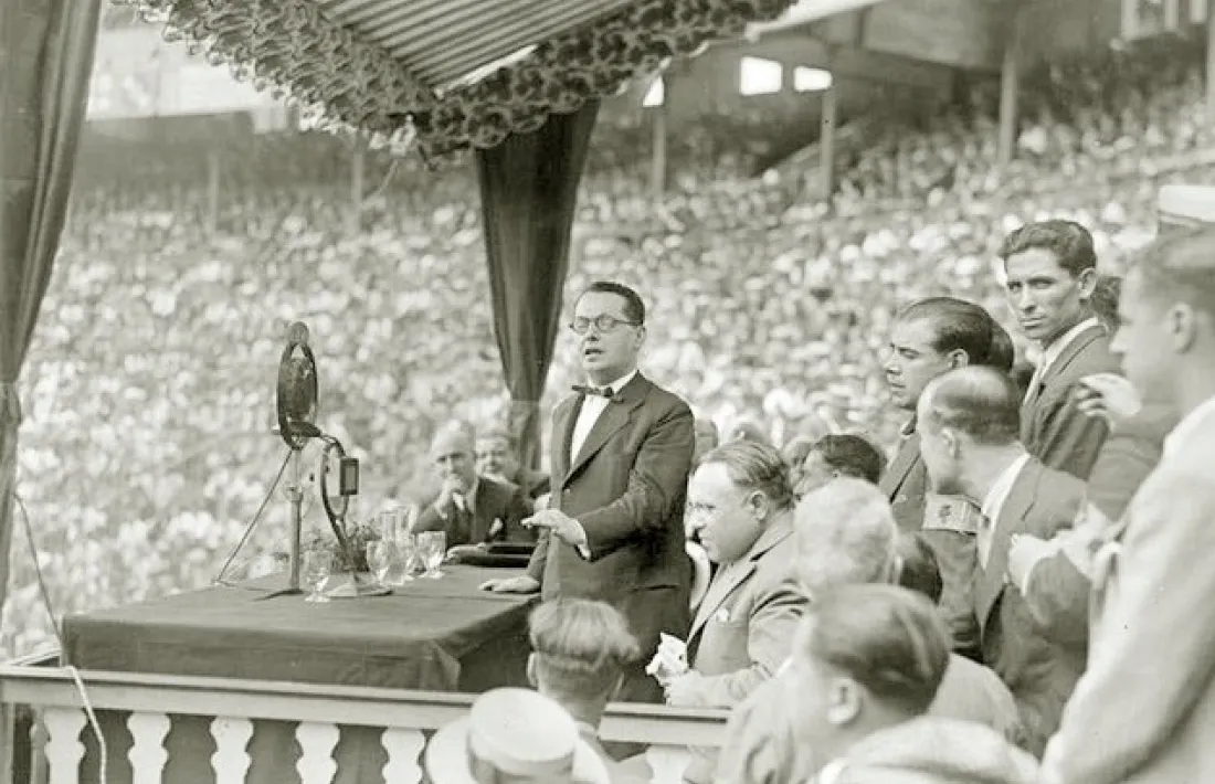 1931: a la Monumental de Barcelona, a punt de presentar Alejandro Lerroux.