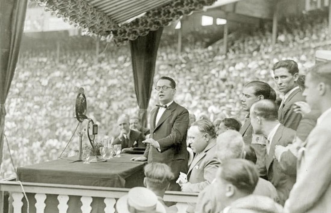 1931: a la Monumental de Barcelona, a punt de presentar Alejandro Lerroux.