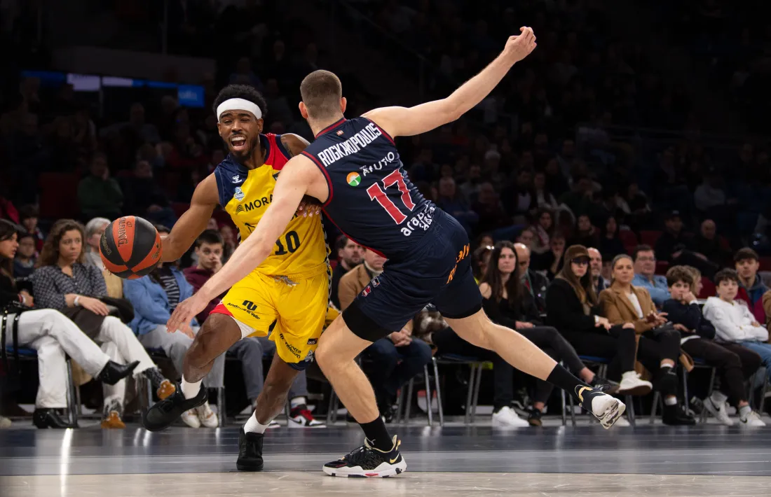 Jerrick Harding, defensat per Rogkavapoulos, va anotar 21 punts contra el Baskonia.
