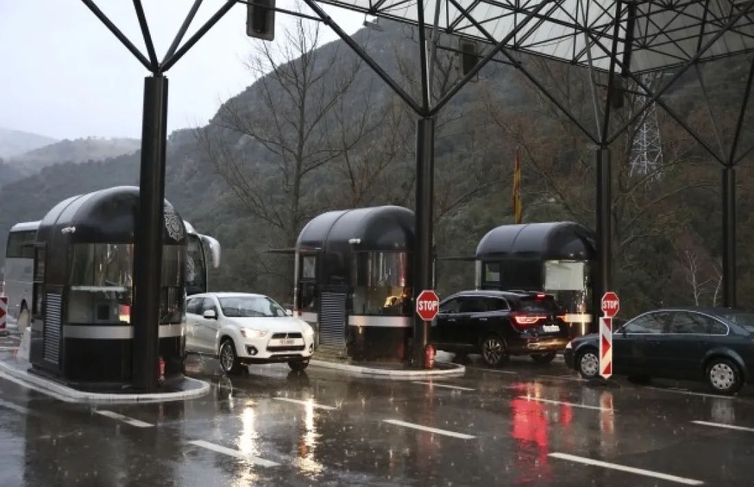 Vehicles entrant i sortint a la frontera del riu Runer.