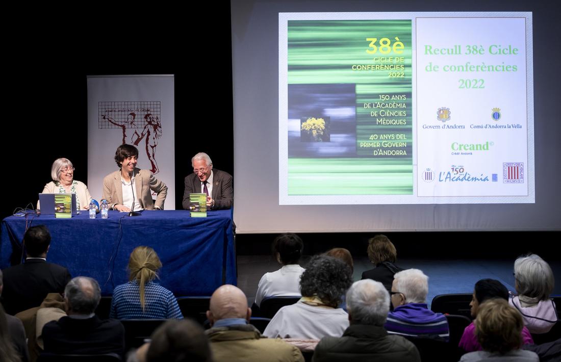Mach, González i Sala, a la presentació del recull de conferències de la SAC.