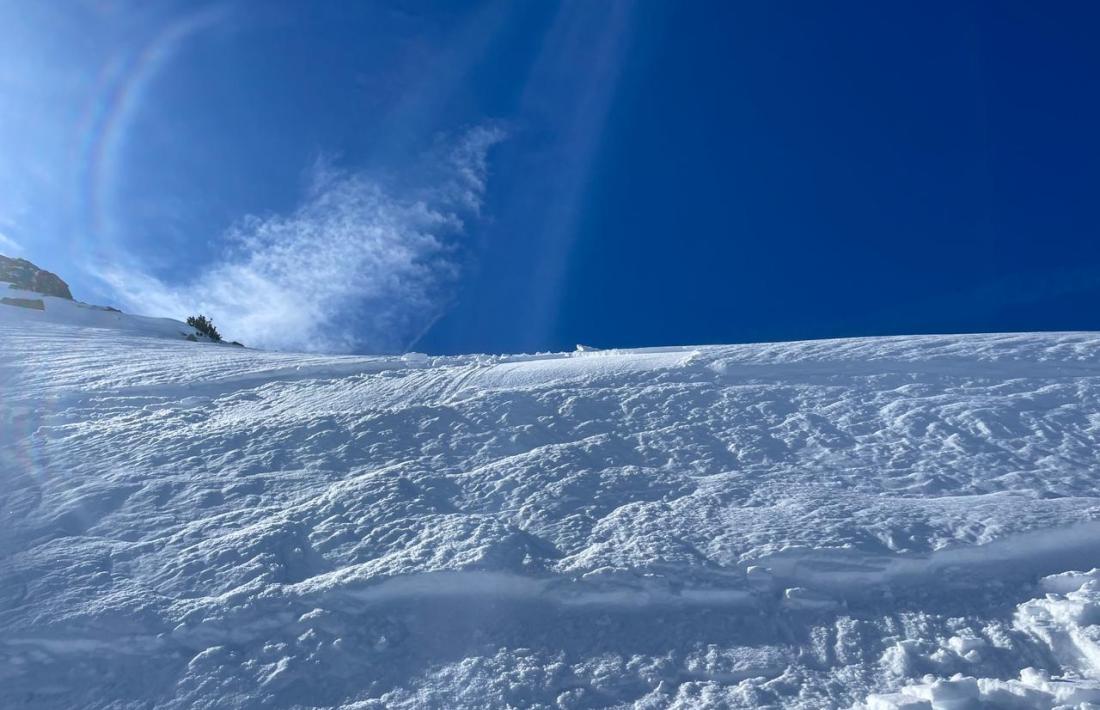 Una placa de neu a punt de desprendre's.