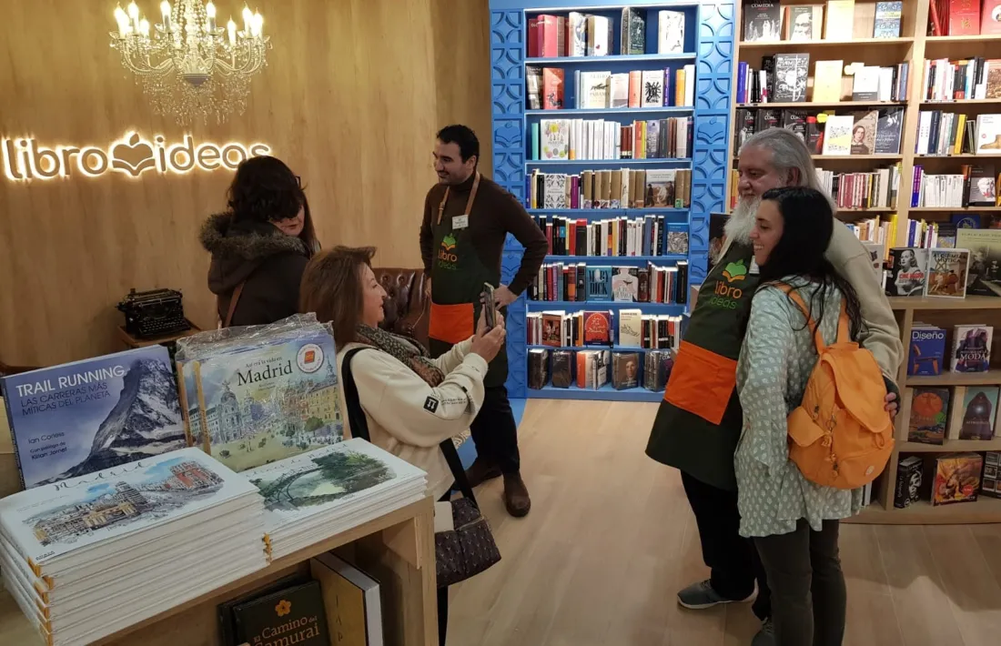 Arimany, amb el davantal de llibreter, dissabte a la botiga d’Ideas, al centre comercial Plenilunio de Madrid.