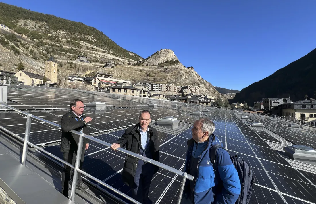 La coberta amb les plaques solars, amb les autoritats.