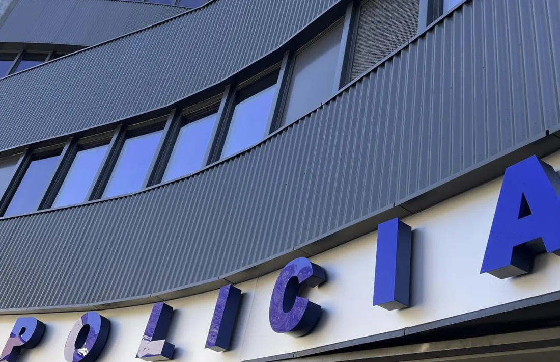 Façana del despatx central de la Policia.