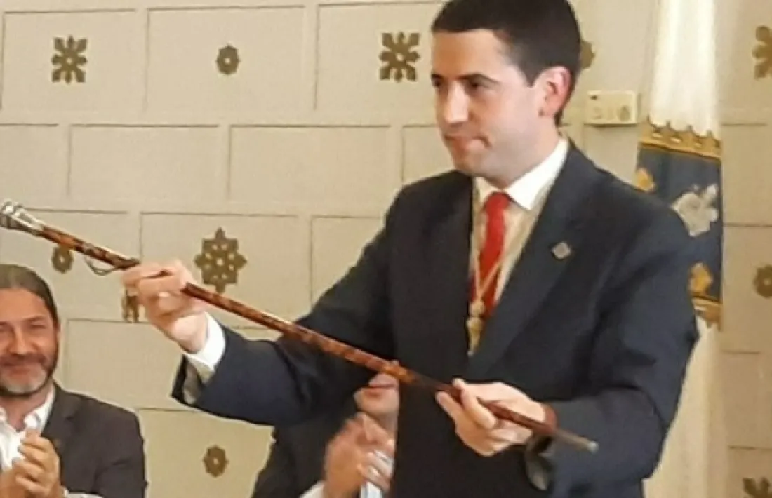 Jordi Mas Ortega aplaudint Barrera el dia de la presa de possessió. 