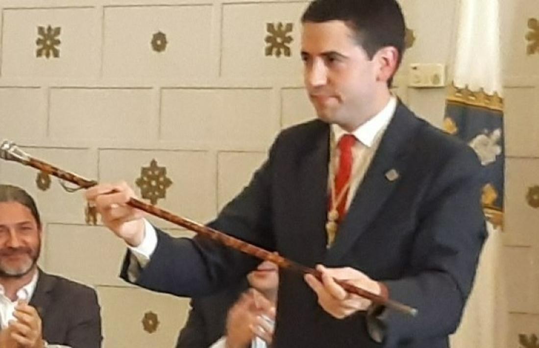 Jordi Mas Ortega aplaudint Barrera el dia de la presa de possessió. 