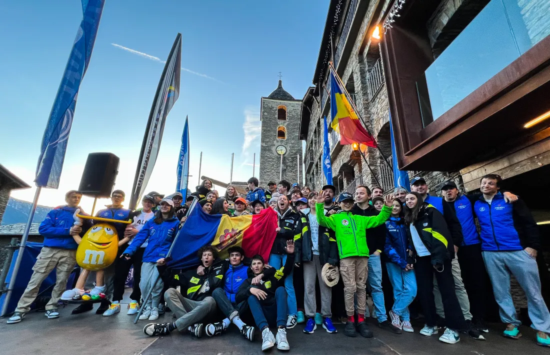 L'equip Andorra 1 i 2 junts a la plaça major d'Ordino.
