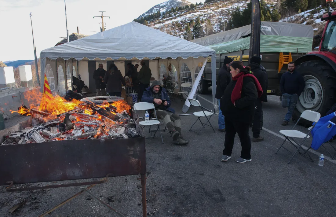 Els agricultors francesos han habilitat un campament a la zona de la Croisade, on han tallat el trànsit durant el cap de setmana.