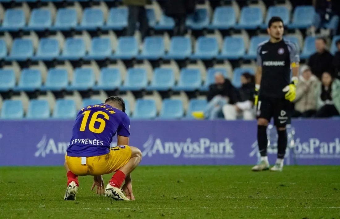 Diego Pampín, lateral gallec de l’FC Andorra i el porter Nico Ratti, es desesperen després de patir la quarta derrota consecutiva.