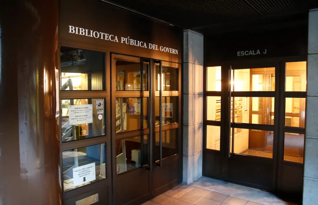 Porta de la Biblioteca Pública del Govern.