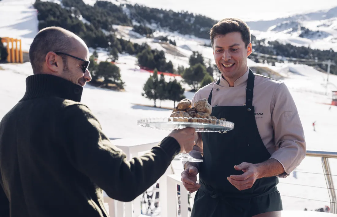 Paolo Montanaro, propietari de Tartuflanghe compartint la tòfona blanca amb el xef Gabriele Milani a l’Snowclub Gourmet de Soldeu el Tarter.