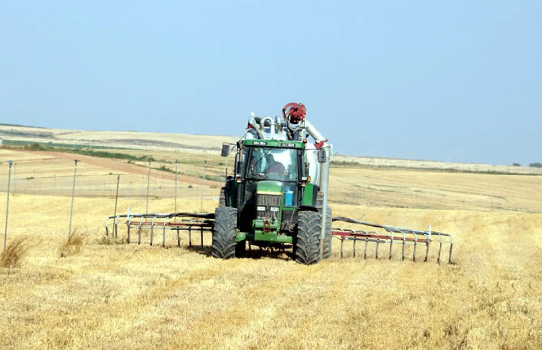 Un tractor abocant purins a Albesa.
