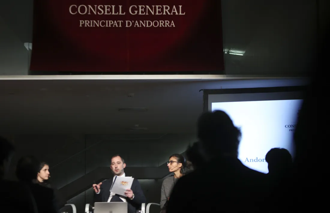 Lucía Rivero, Carles Miquel i Meritxell Cuyàs, avui al vestíbul del Consell General.