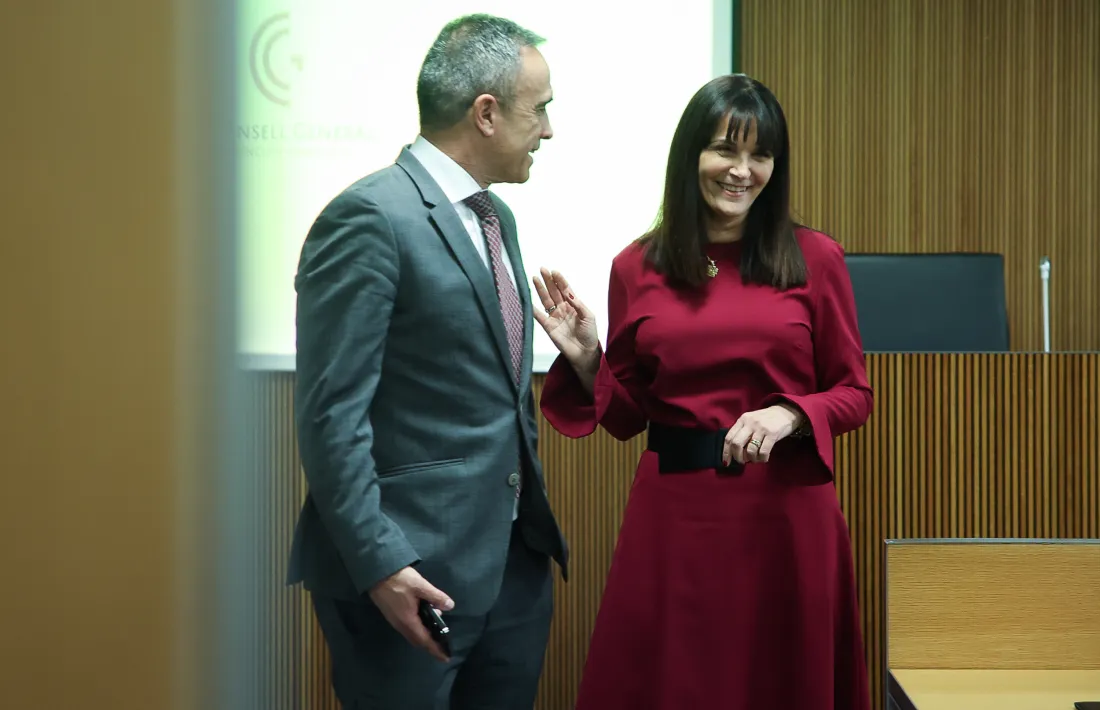 Mònica Bonell, ministra de Cultura i Esports, xerrant amb Alain Cabanes, secretari d’Estat d’Esports.