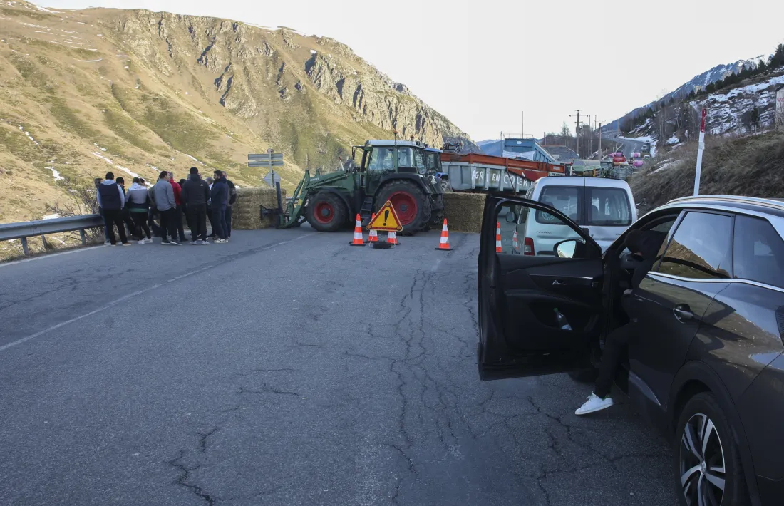 Els agricultors francesos van tallar el cap de setmana passat la cruïlla de la Croisade.