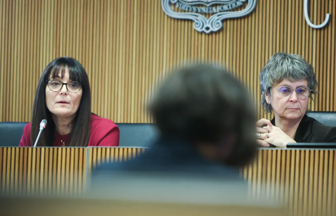 La ministra Mònica Bonell al costat de la presidenta de la comissió legislativa, Susanna Vela.