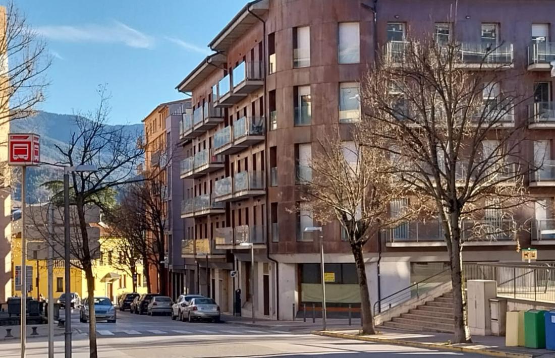 L’edifici de plaça Europa, al bell mig de la Seu, que després de ser desocupat continua buit, amb una trentena de pisos molt necessaris.