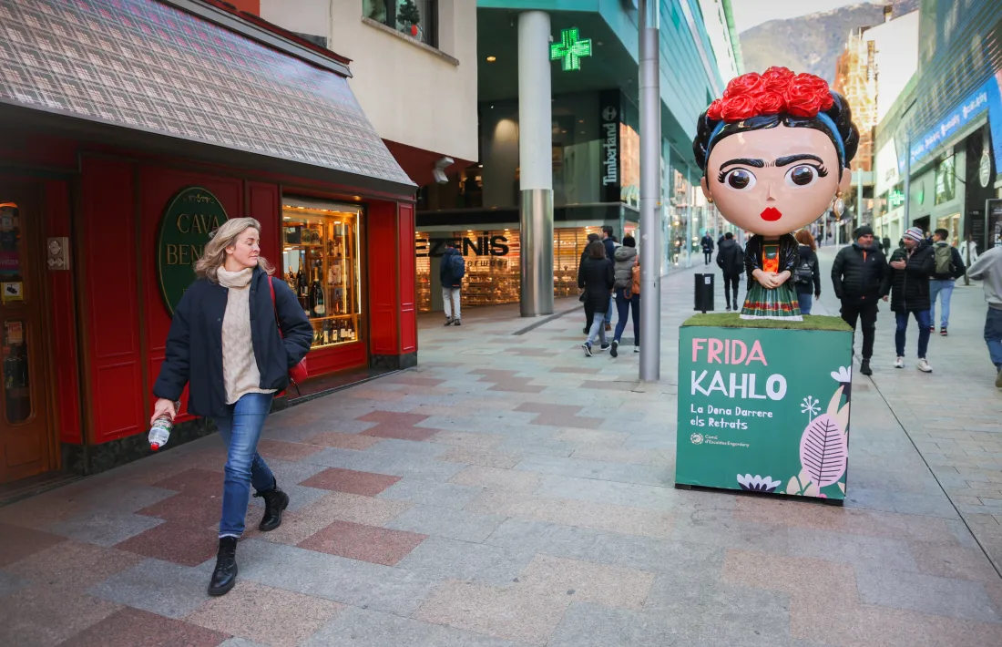 L'única nina Funko-Frida pintada a mà és la de la Unió: la resta son monocromes amb un únic detall de color, els llavios de vermell passió.