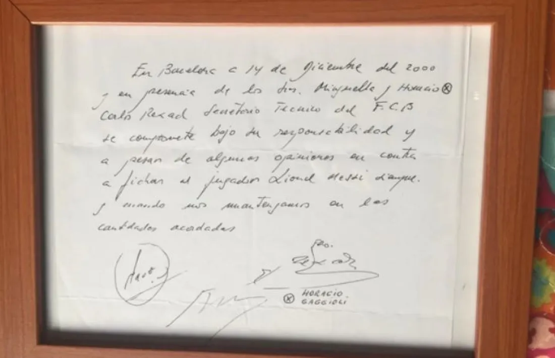 El tovalló amb el primer compromís de Messi amb el Barça.