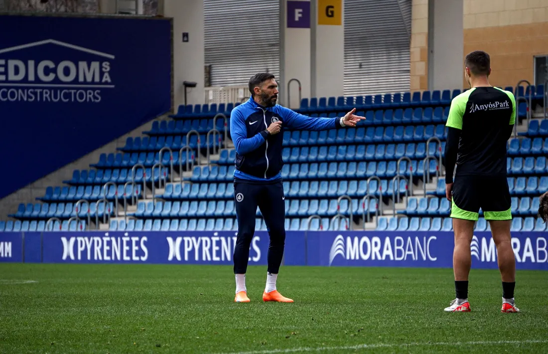 Eder Sarabia, tècnic de l’FC Andorra, dirigint ahir l’entrenament.