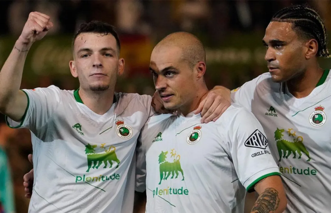 Jorge Pombo, mitjapunta aragonès, celebrant un gol amb el Racing Club Santander.