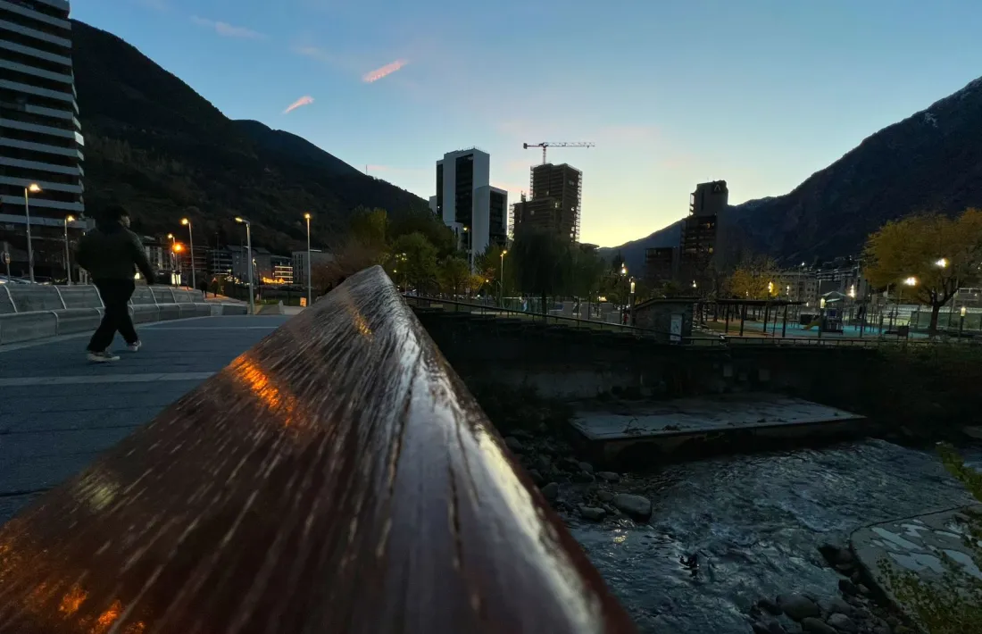 Una persona caminant per la zona del Clot d’Emprivat d’Escaldes-Engordany, amb algunes de les torres de fons.
