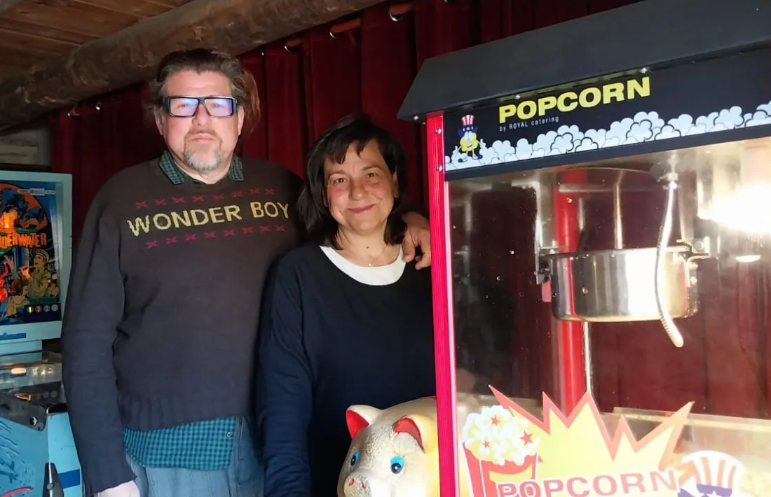 Joan Gil i Àngels González, amb la màquina de crispetes: a l’experiència cinematogràfica no li falta un detall. 