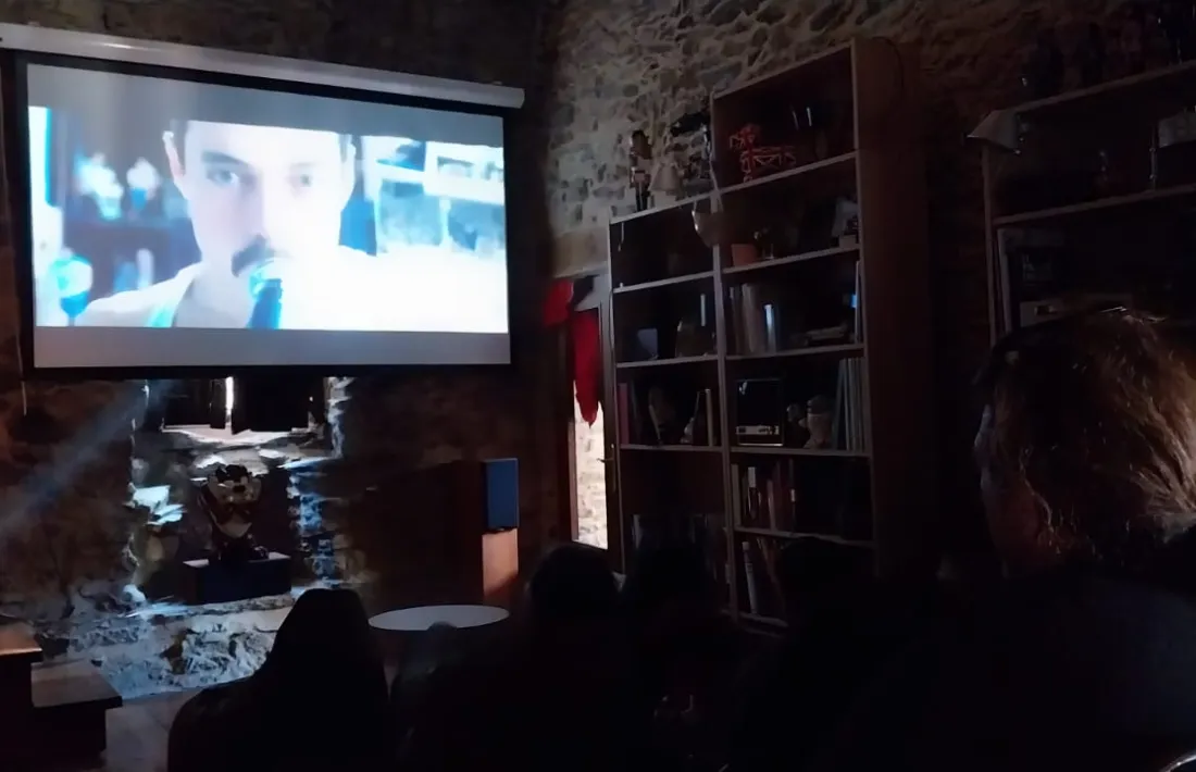 Les parets de pedra, la fusta, el sistema Dolby: un so realment ‘de cine’. 