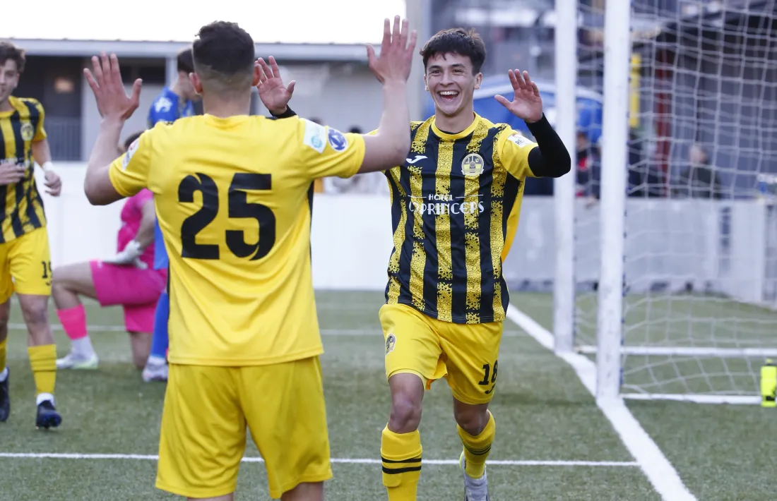 Álex Gómez va marcar un doblet.