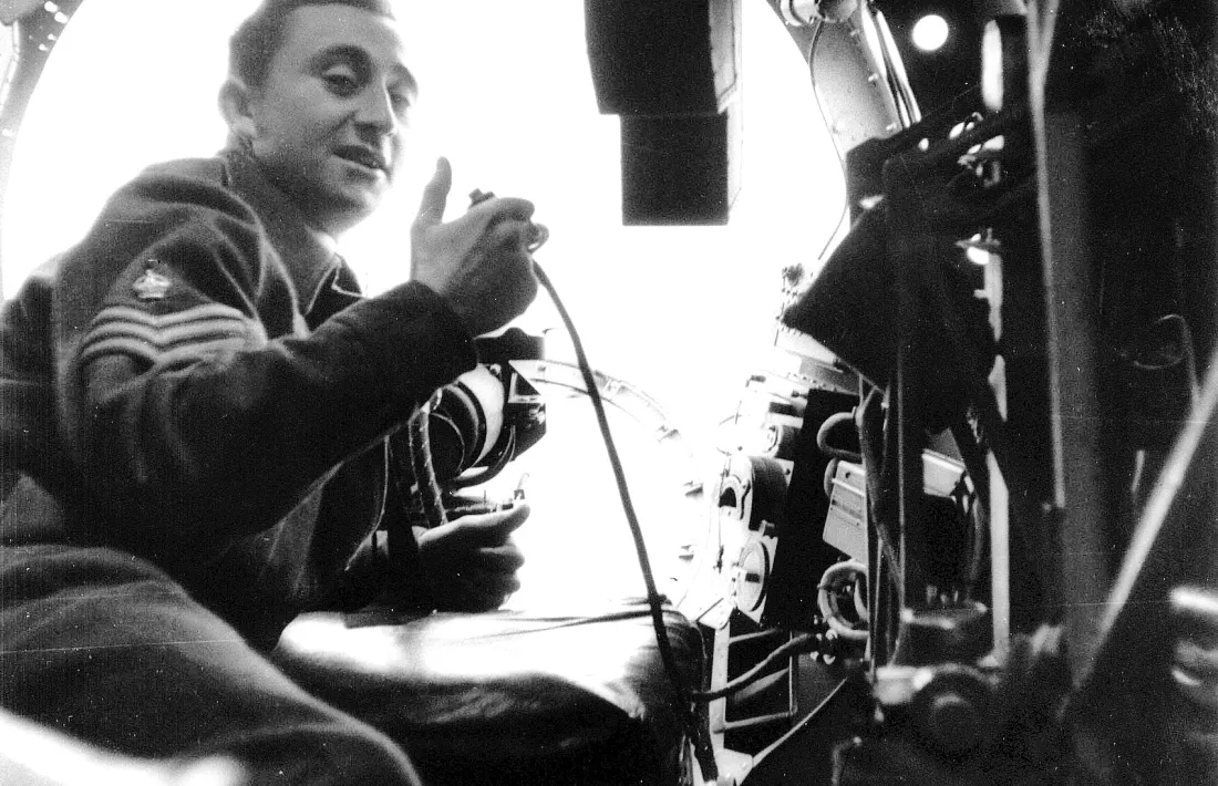 Westby, a la cabina del bombarder quatrimotor de la RAF en què volava com a navegant.