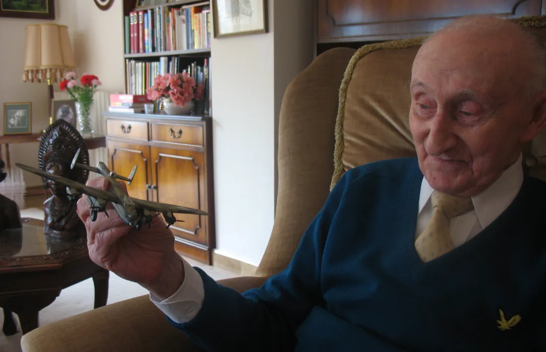 Westby al seu pis de la carretera de Nagol, amb la maqueta d’un Lancaster.